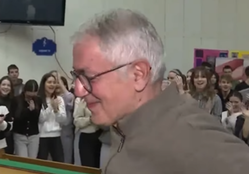 (VIDEO) Mladost i ljepota na jednom mjestu: Banjalučki gimnazijalci pjesmom ispratili u penziju profesora Baneta Đakovića