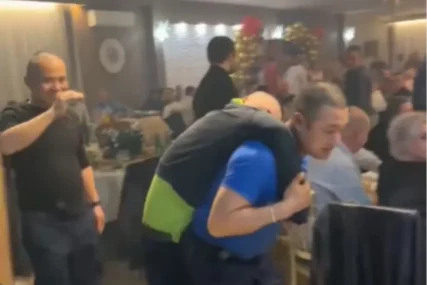 (VIDEO) Srpska rakija ga pokosila: Kineza na leđima IZNOSE SA SLAVLJA, ne zna za sebe