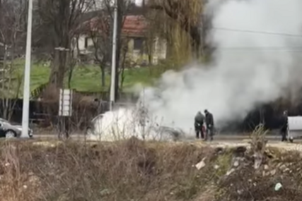 (VIDEO) Kulja crni dim: Zapalio se automobil u Sarajevu