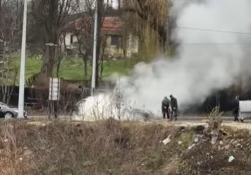 (VIDEO) Kulja crni dim: Zapalio se automobil u Sarajevu