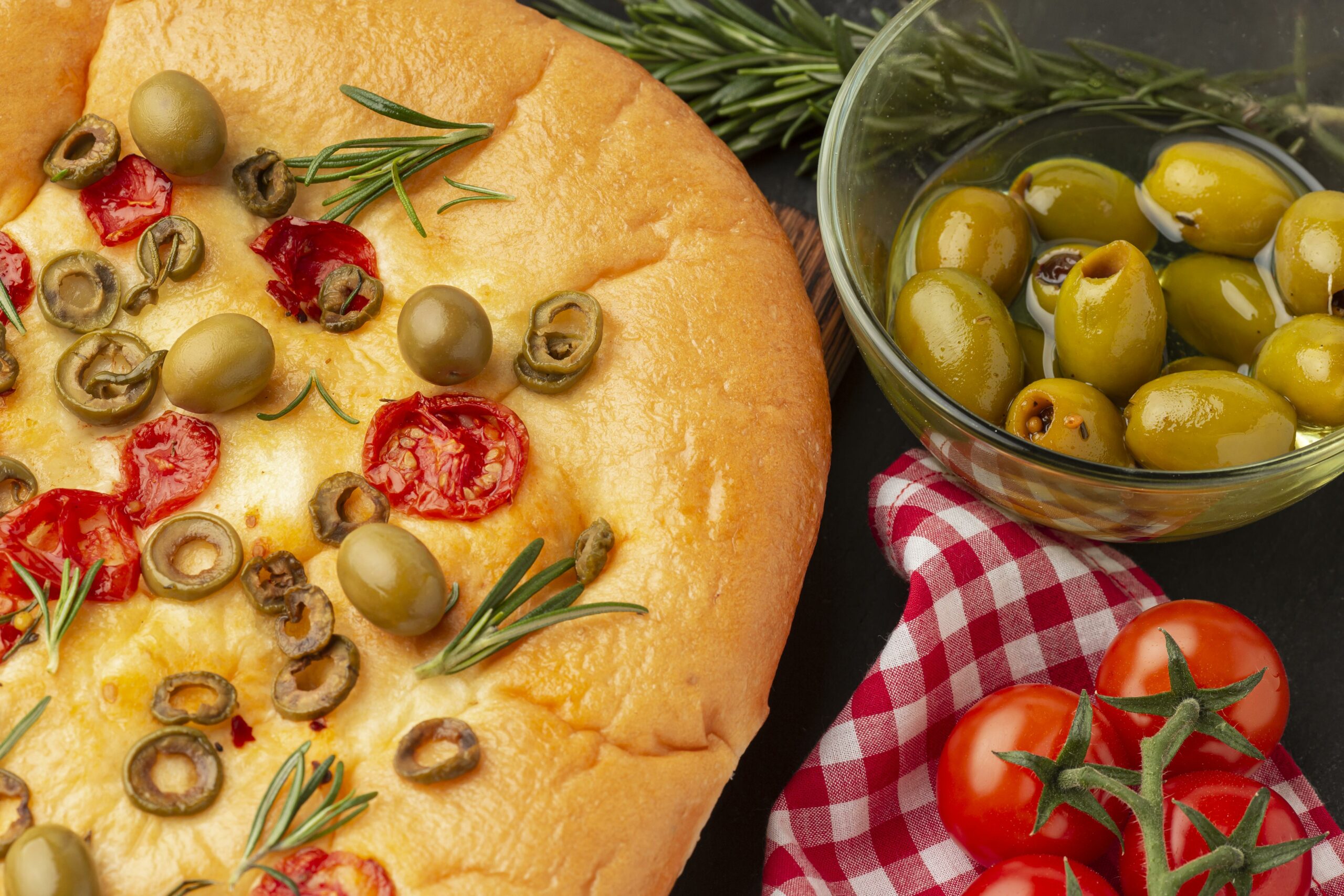 Posna fokača sa paradajzom i maslinama, recept koji oduševljava