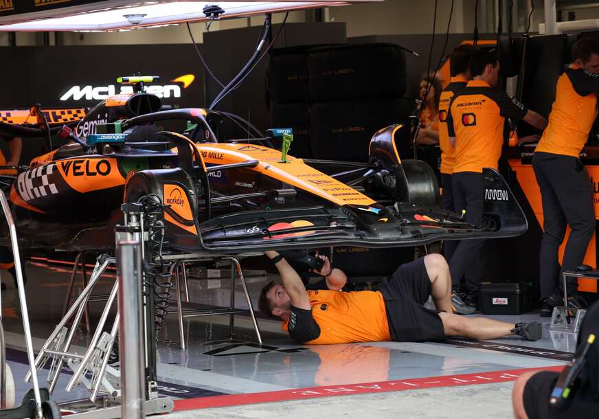 bolid formule 1 u garaži