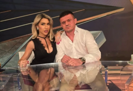 (FOTO) Obuhvatio je rukama i ljubi: Dečko Jovane Jeremić još čuva uspomene na bivšu djevojku