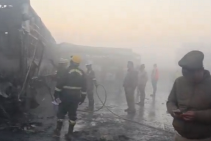(VIDEO) POGINULO 13 OSOBA Haos u Indiji, u lančanom sudaru veliki broj povrijeđenih