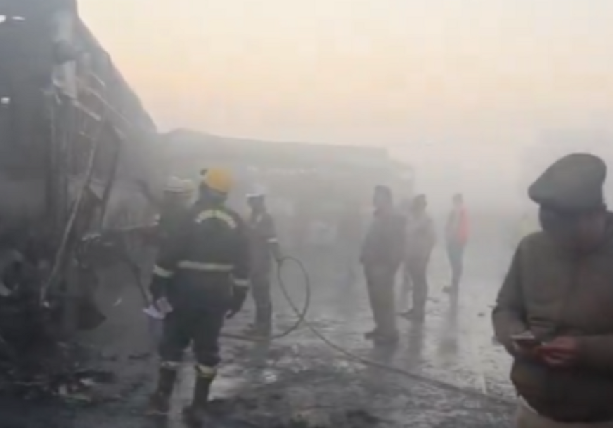 (VIDEO) POGINULO 13 OSOBA Haos u Indiji, u lančanom sudaru veliki broj povrijeđenih
