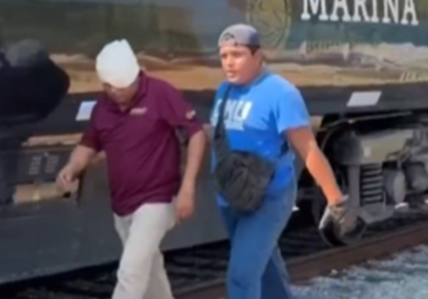 (VIDEO) POGINULO 13 OSOBA Horor u Meksiku, voz iskočio iz šina, na DESETINE POVRIJEĐENIH