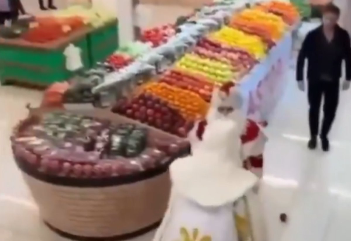 (VIDEO) NAPRAVILI HAOS Djeda Mrazovi se potukli u supermarketu, rasprava prerasla u fizički obračun