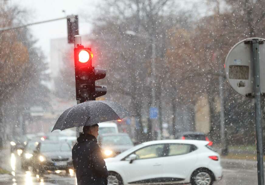 (FOTO) Snijeg napravio haos: Drvo palo na parkirane automobile u centru Banjaluke