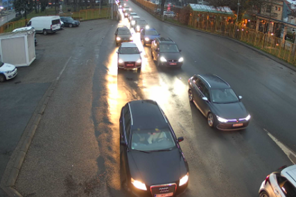 „Ne može se isključiti iz kolone“ Višesatna čekanja na graničnom prelazu Gradiška