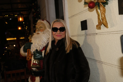 "Doktor mi govori, a JA NE POŠTUJEM NIŠTA" Vesna Zmijanac pvi put u javnosti, na nastupu zapjevala svoj hit i publiku bacila u trans