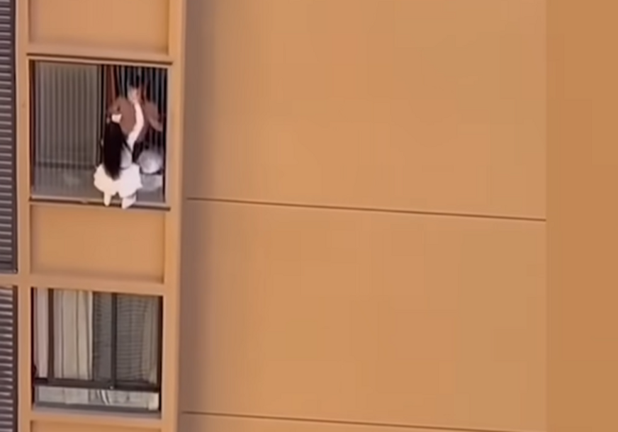 (VIDEO) Ljubavni sastanak pošao po zlu: Žena visila sa 10. sprata dok je bježala od supruge ljubavnika