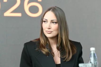 (FOTO) Aleksandra Prijović pojavila se u ELEGANTNOM CRNOM ODJELU: Pjevačica 4 mjeseca nakon porođaja pokazala savršenu liniju