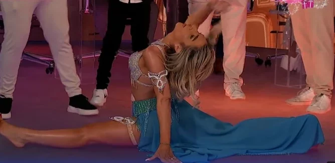 (FOTO) UVIJA SE, IZVIRILE I TANGE Jovana Jeremić u brushalteru sa cirkonima i podvezicama igrala trbušni ples