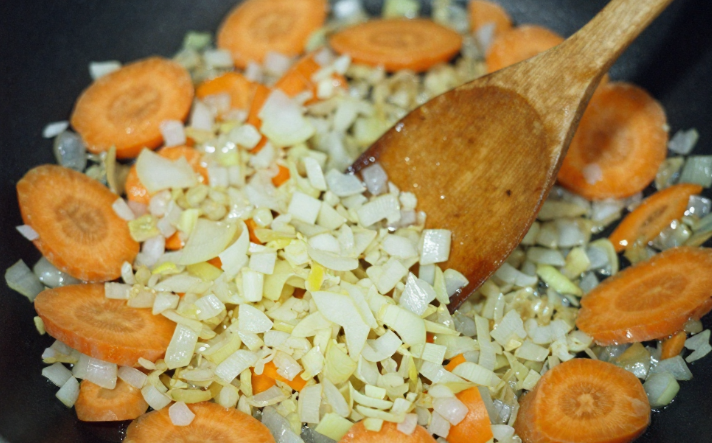 Ovako se pravilno dinsta luk i to bez ikakvog mirisa