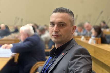 Kasapović o ostavci direktora “Željeznica Srpske”: Dok se direktori sele OD FOTELJE DO FOTELJE – javna preduzeća propadaju
