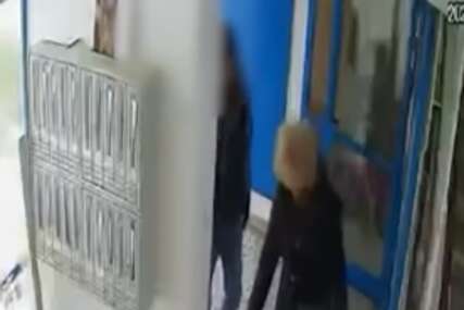 (UZNEMIRUJUĆI VIDEO) Ispratio ih do ulaza, pa ZVJERSKI IZBO ŽENU: Objavljen snimak brutalnog napada na Novom Beogradu, svemu prisustvovalo DIJETE