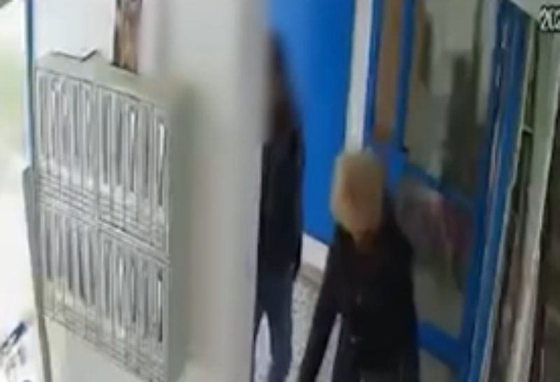(UZNEMIRUJUĆI VIDEO) Ispratio ih do ulaza, pa ZVJERSKI IZBO ŽENU: Objavljen snimak brutalnog napada na Novom Beogradu, svemu prisustvovalo DIJETE