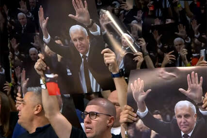 navijači drže fotografiju Željka Obradovića