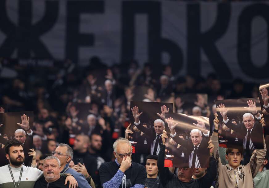 navijači drže fotografiju Željka Obradovića