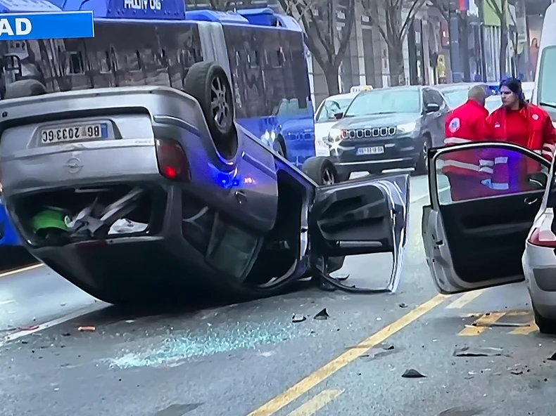 (FOTO) Jeziva nesreća u Beogradu: Kod Predsjedništva se sudarila 2 vozila, jedno završilo na krovu