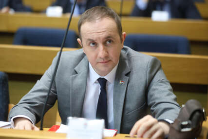 „Pavkovića i Tompsona proglasiti NEPOŽELJNIM“ Bodiroga traži posebnu sjednicu NS RS o osudi veličanja ustaške ideologije