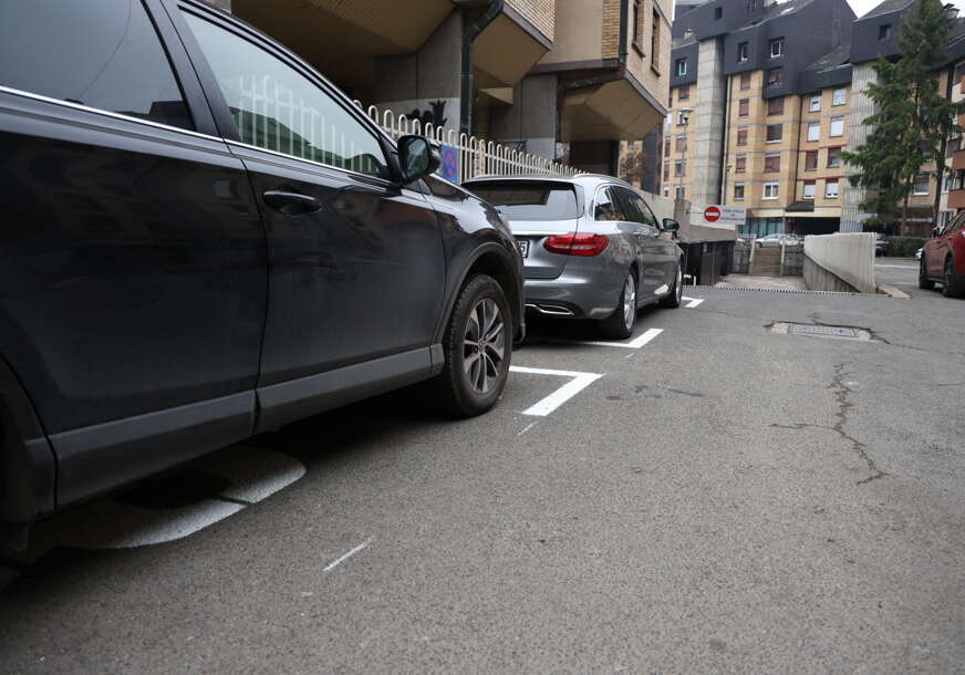 APSURD BANJALUKE Zgrade niču, PARKINGA NEMA, a građanima samo stižu kazne
