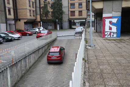 (FOTO) "Bravo, idioti" Kako je Banjaluka dobila PARKING NA POŽARNOM PUTU