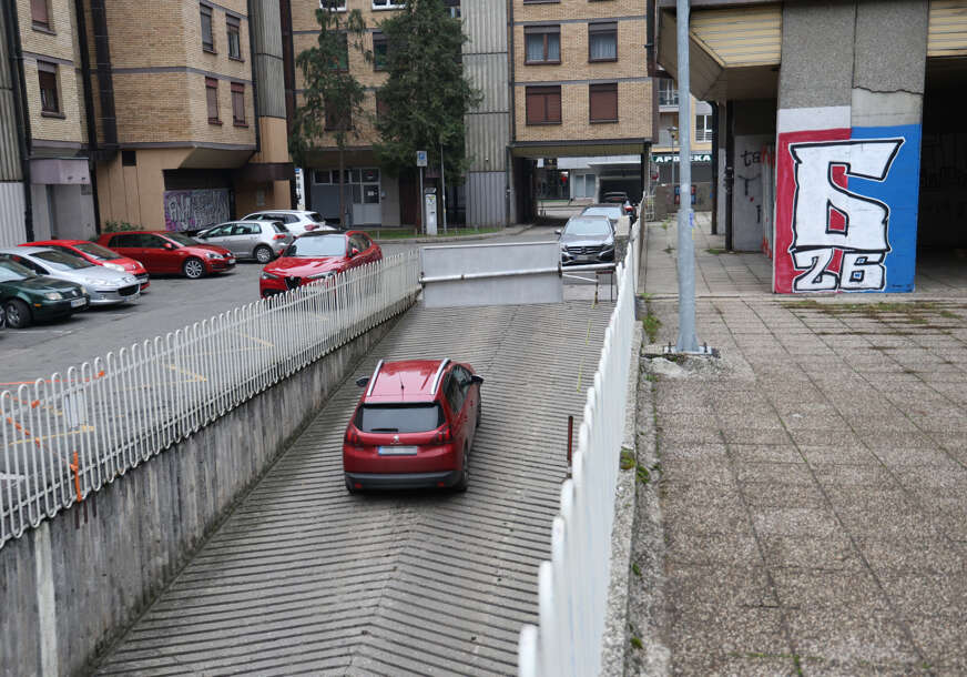 (FOTO) "Bravo, idioti" Kako je Banjaluka dobila PARKING NA POŽARNOM PUTU