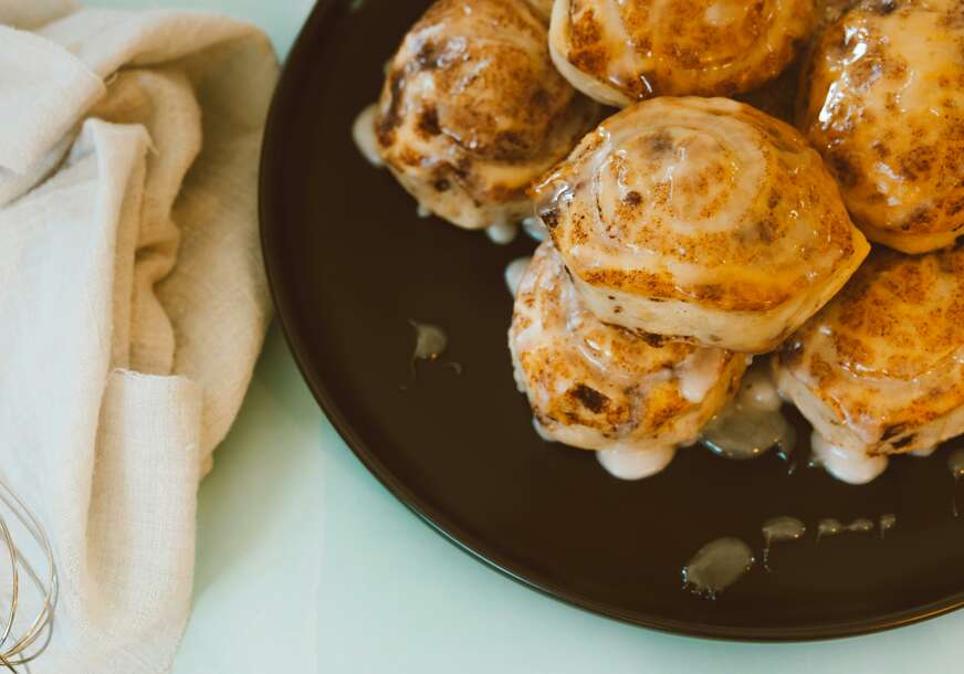 Zimska idila može da počne: Recept za NAJUKUSNIJE CIMET ROLNICE koje ste ikada probali