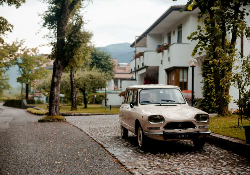 Plaćaju 25 centi po kilometru: U ovom selu 30 ljudi DIJELI JEDAN AUTO, a ključevi stoje u lokalnoj KAFANI