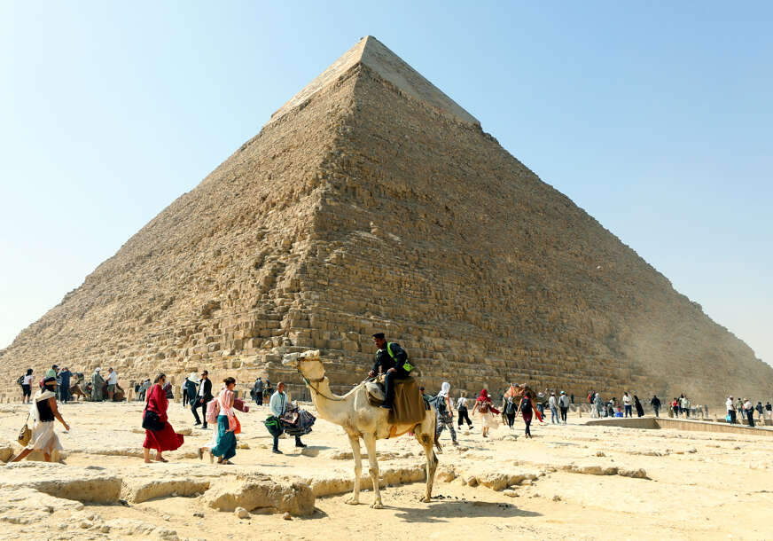 turisti ispred piramide