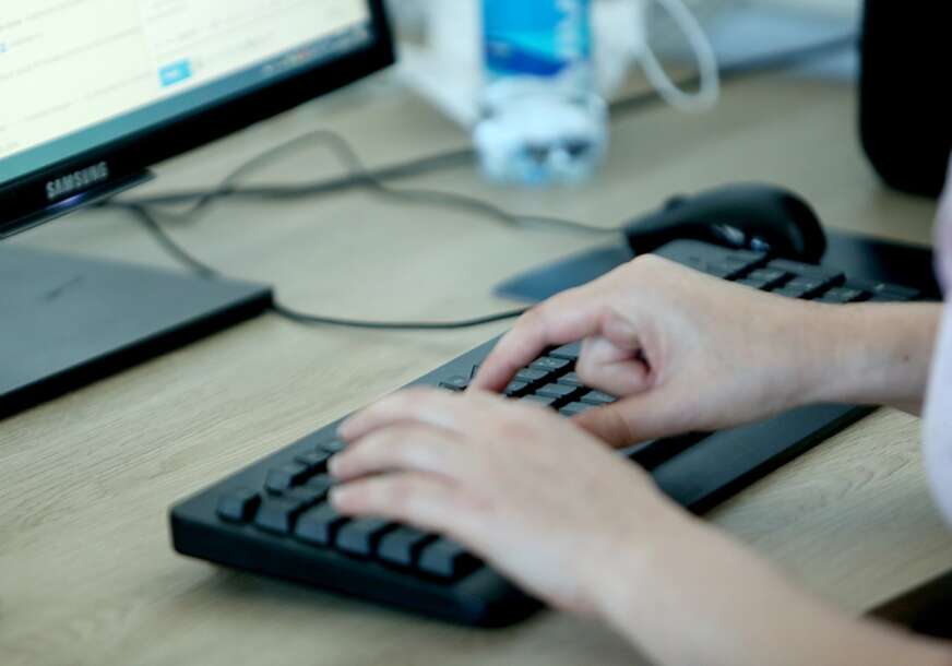 ruke na tastaturi