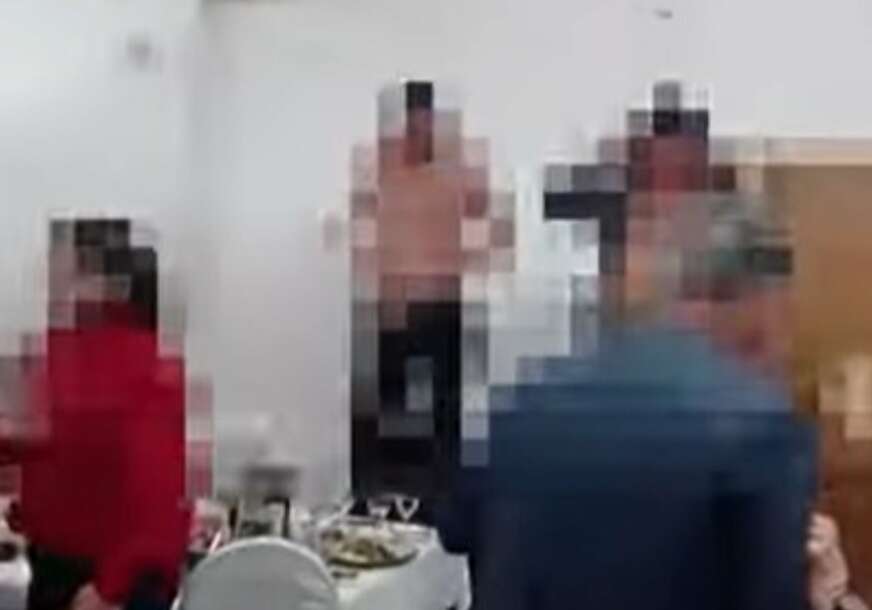 ​(VIDEO) IGRALI GOLI, PA PRETUKLI ČLANOVE BENDA Skandalozna proslava Sindikata javnog prevoza u Zagrebu