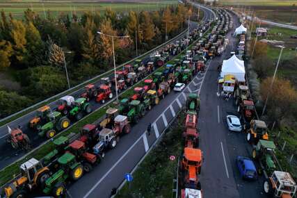 (FOTO) GRČKA U BLOKADI Poljoprivrednici i ribari blokirali luku Volos i auto-puteve širom zemlje