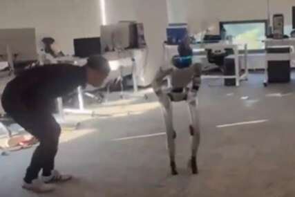 (VIDEO) Smiješno ili zabrinjavajuće: Robot tokom demonstracije ŠUTNUO MENTORA u nezgodno mjesto