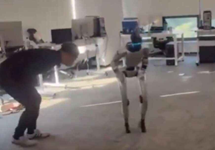 (VIDEO) Smiješno ili zabrinjavajuće: Robot tokom demonstracije ŠUTNUO MENTORA u nezgodno mjesto