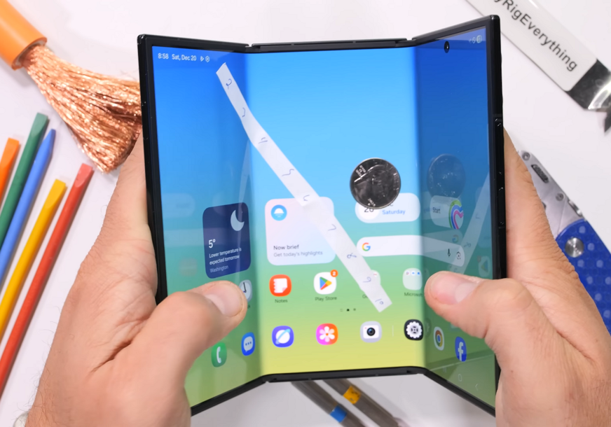 (VIDEO) Jutjuber napravio rigorozan test: Evo koliko je izdržljiv Samsungov trostruko savitljivi telefon