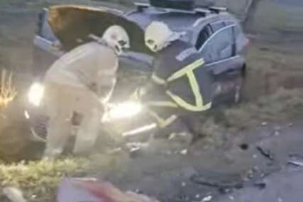 (VIDEO) Stravična nesreća između Banjaluke i Prijedora: Sudarila se 3 vozila, vatrogasci izvlačili povrijeđene