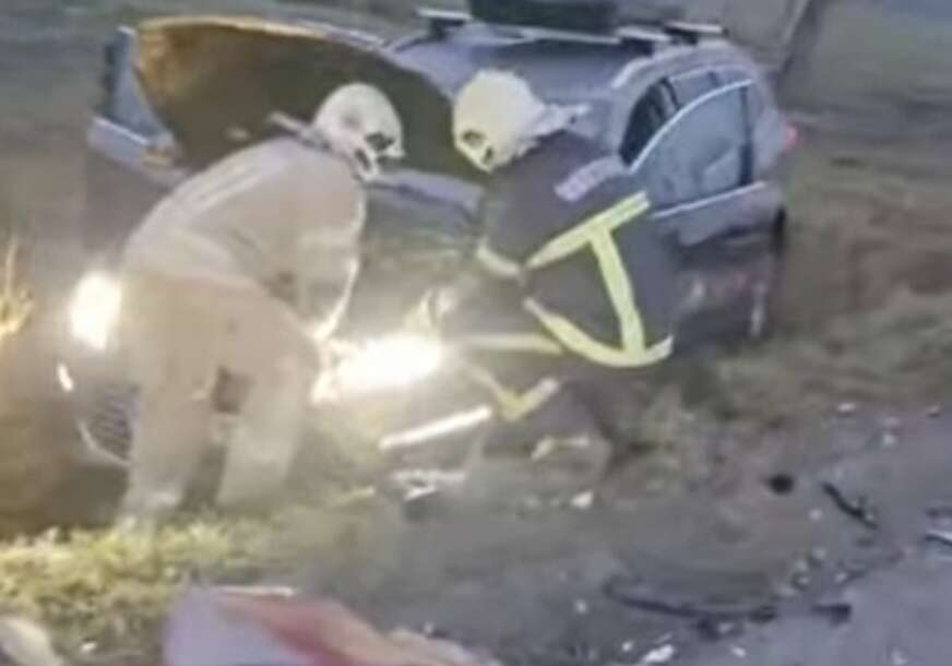 (VIDEO) Stravična nesreća između Banjaluke i Prijedora: Sudarila se 3 vozila, vatrogasci izvlačili povrijeđene