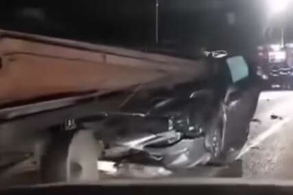 Auto se ZAKUCAO u priključno vozilo traktora: Policija o nesreći kod Gradiške, vozač sa TEŠKIM POVREDAMA prevezen u UKC RS