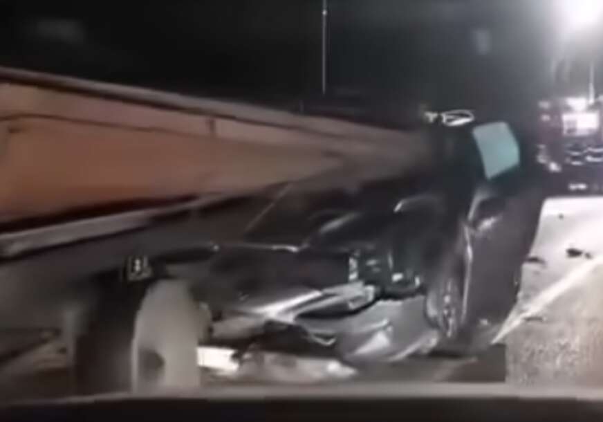 (VIDEO) Auto se ZAKUCAO u priključno vozilo traktora: Teška saobraćajna nesreća kod Nove Topole