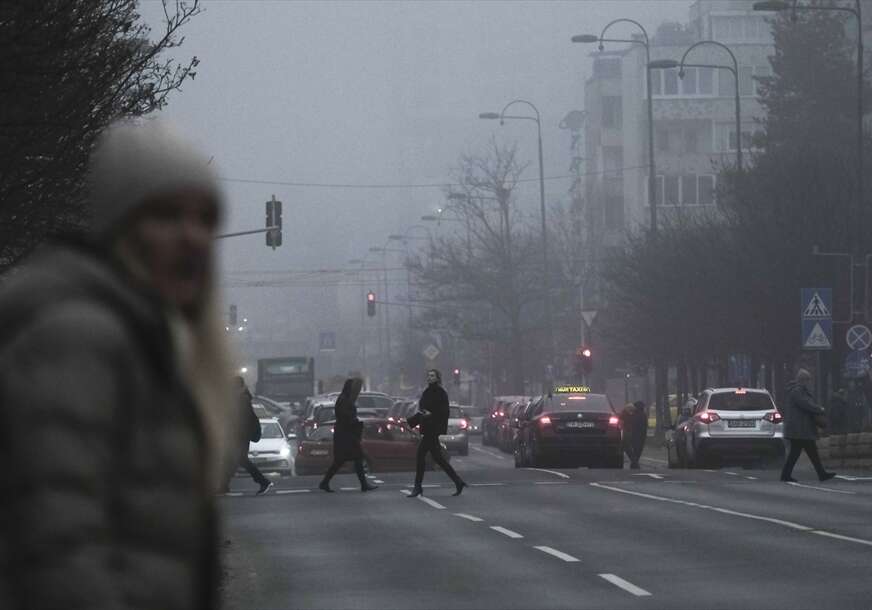 Građani se opet guše u smogu: Uprkos kiši i promjeni vremena, kvalitet vazduha JUTROS NEZDRAV u više gradova BiH