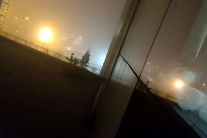 (FOTO) Vazduh u Banjaluci opasan po zdravlje: Ne vidi se prst pred okom, magla kao tijesto, smog ŠTIPA za oči
