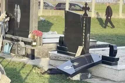 (FOTO) "Porodica zatekla srušen spomenik" Kancelarija za KiM se oglasila povodom skrnavljenja pravoslavnog groblja
