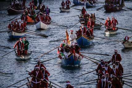 (FOTO) GONDOLE UMJESTO SANKI Stotinu Djeda Mrazova učestvovalo u tradicionalnoj trci u Veneciji