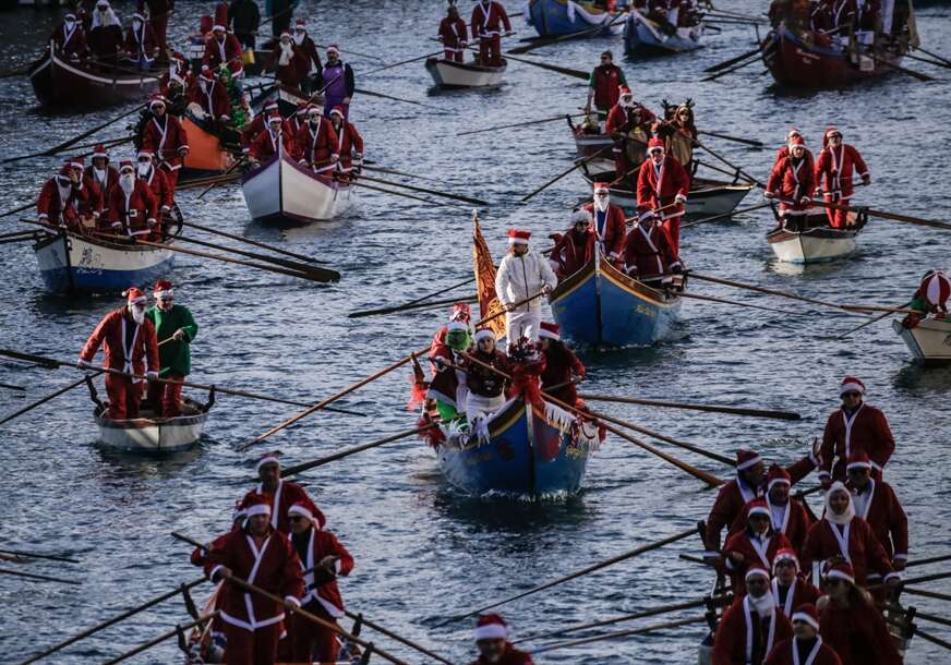 (FOTO) GONDOLE UMJESTO SANKI Stotinu Djeda Mrazova učestvovalo u tradicionalnoj trci u Veneciji