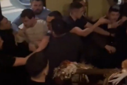 (VIDEO) TUČA U RESTORANU Sukob usred poznatog Halidovog hita