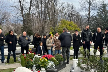 (FOTO) Kćerke pale svijeće i plaču: Unuci Džeja Ramadanovskog došli na djedin grob, tu je i bivša žena Nada