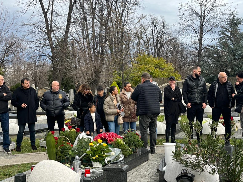 (FOTO) Kćerke pale svijeće i plaču: Unuci Džeja Ramadanovskog došli na djedin grob, tu je i bivša žena Nada