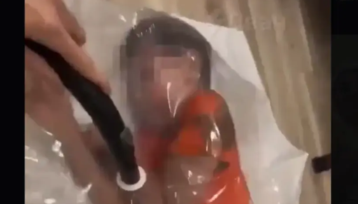 (UZNEMIRUJUĆI VIDEO) Majka sina stavila u vakuum kesu i usisala vazduh, on dozivao pomoć